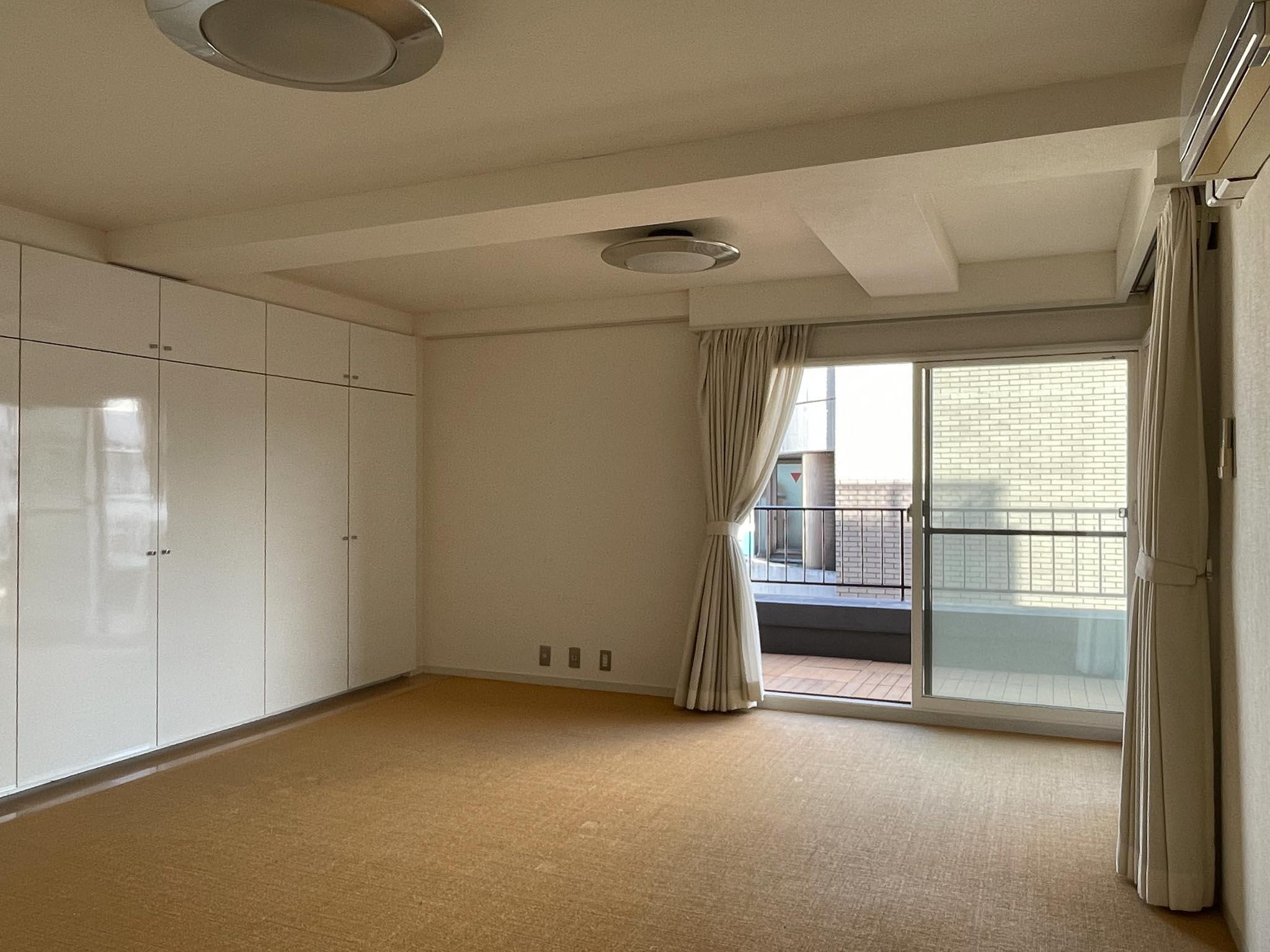 渋谷区代々木の賃貸物件/14畳洋室：床は毛足長めのカーペット