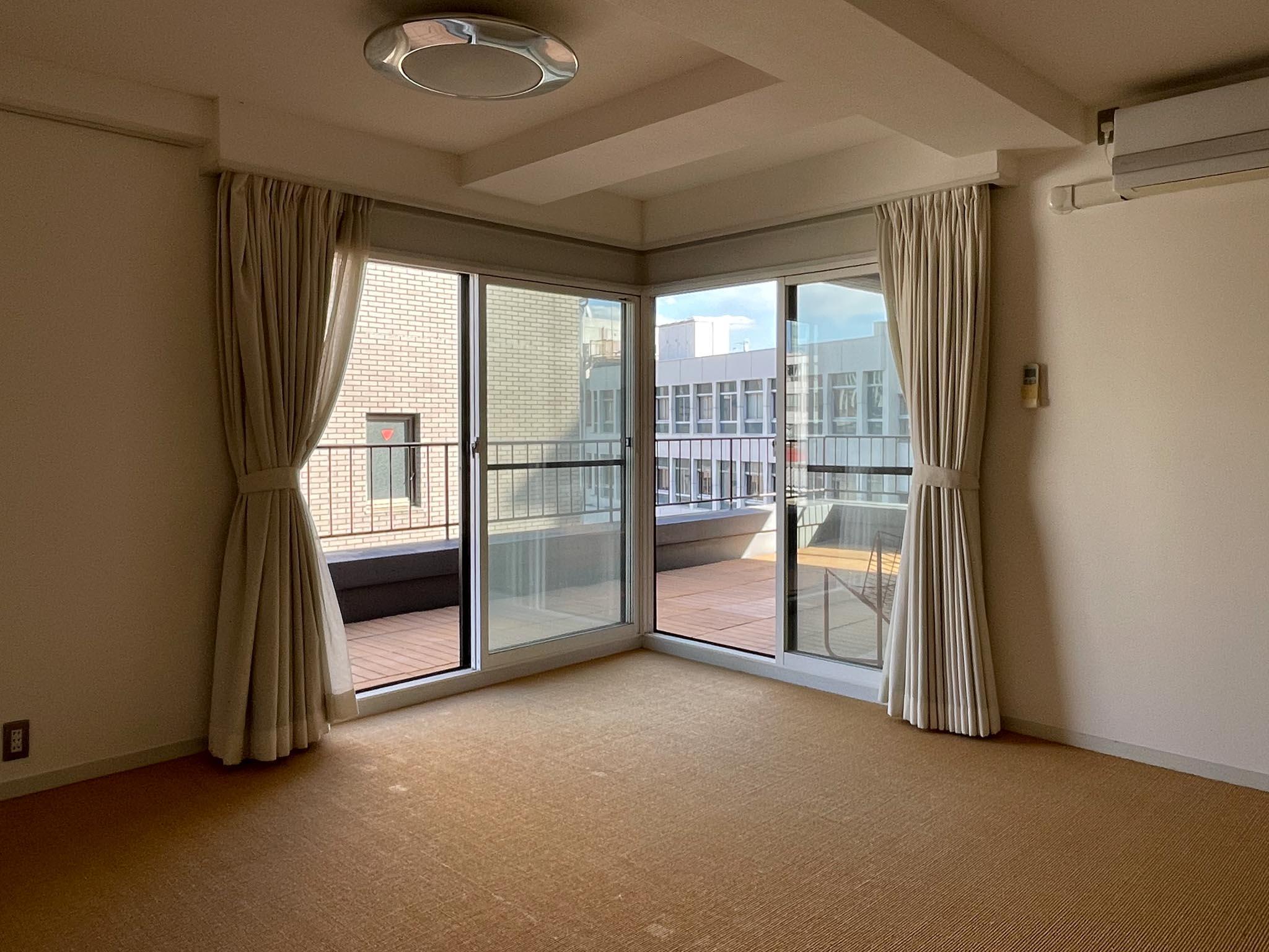 渋谷区代々木の賃貸物件/角の窓からルーフバルコニーがよく見えます