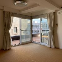 渋谷区代々木の賃貸物件/角の窓からルーフバルコニーがよく見えます