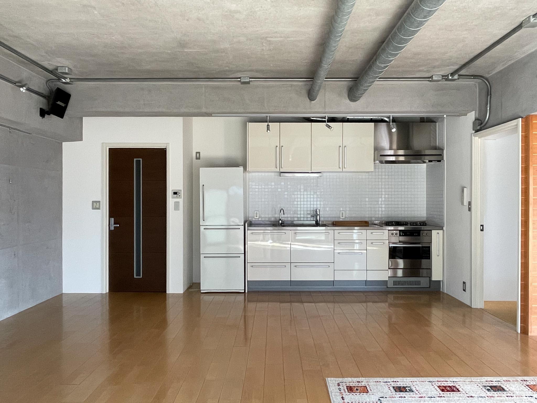 渋谷区代々木の賃貸物件/リビングをキッチンに向かって