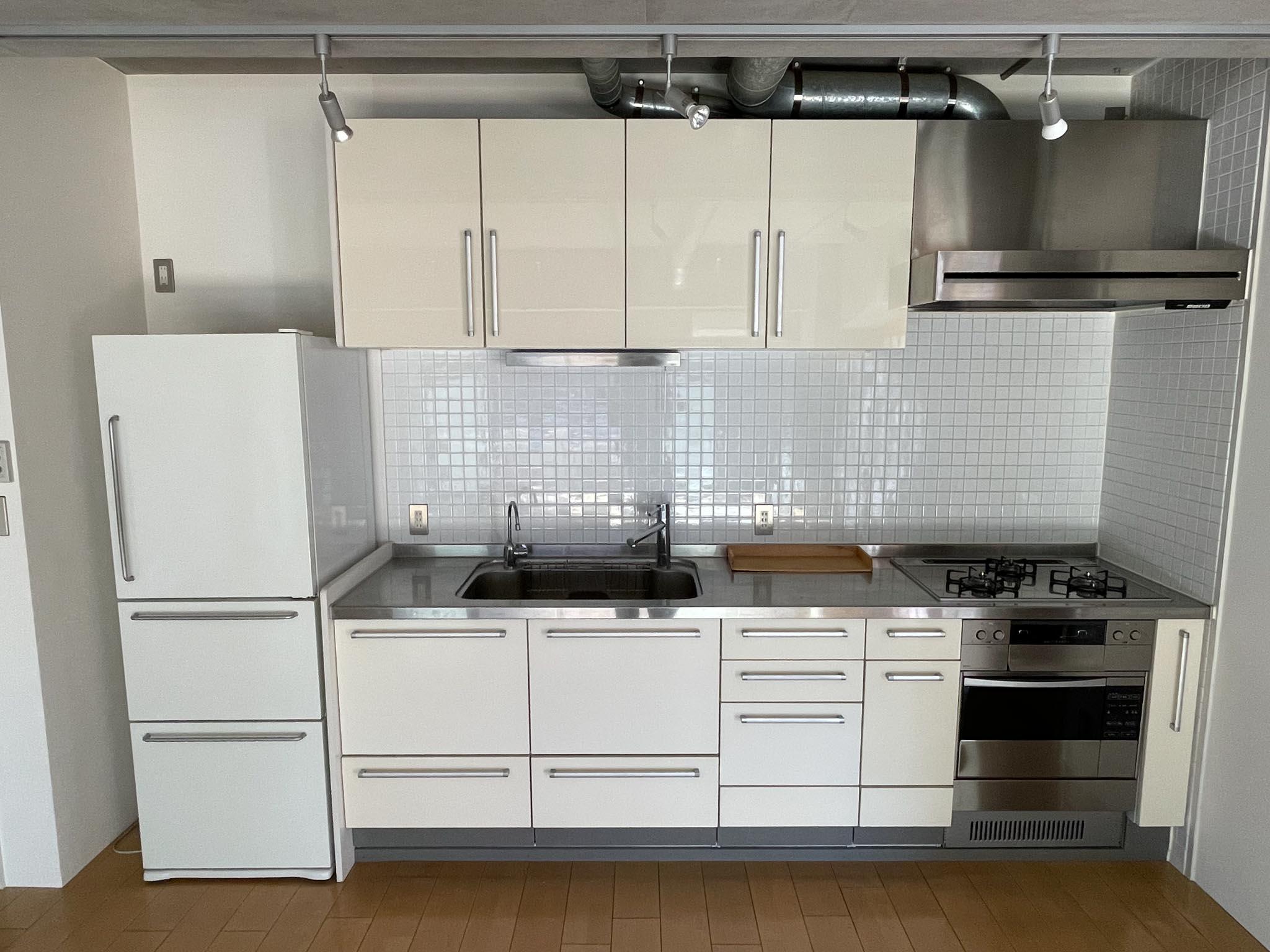 渋谷区代々木の賃貸物件/3口ガスコンロにグリルとオーブン付きのキッチン。冷蔵庫の撤去は相談です