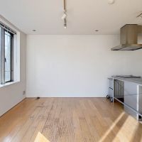 世田谷区池尻の賃貸物件/カバザクラのフローリングが貼られているリビングは床暖房が入っています。また、窓には新品のブラインドが設置されています