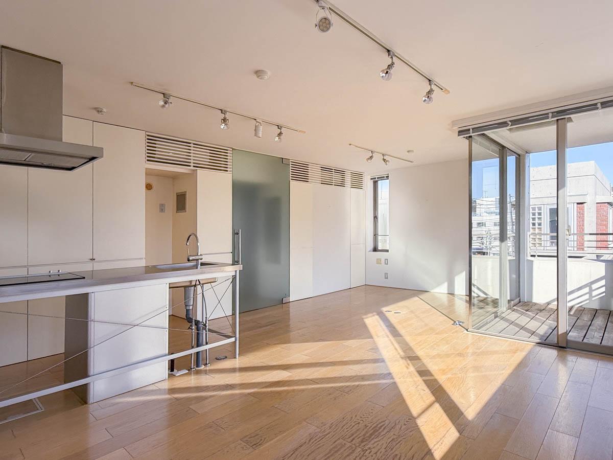 世田谷区池尻の賃貸物件/こだわりを詰め込んで設計されたコーポラティブハウス。窓が大きく、きれいに光が注ぐ。開放感のある20帖のワンルームです