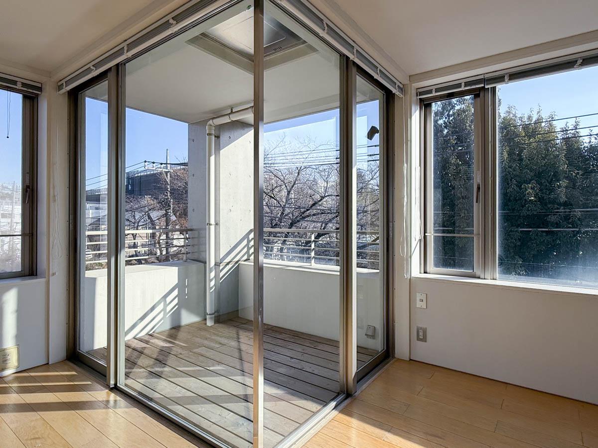 世田谷区池尻の賃貸物件/リビングの一角をコーナーガラスの窓が切り取る、ショーケースのようなバルコニー