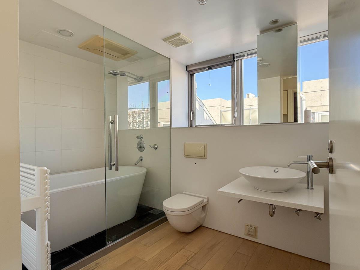 世田谷区池尻の賃貸物件/プロダクトが整然と配置された洗面やバス空間は、設備感を感じさせないホテルのような印象です