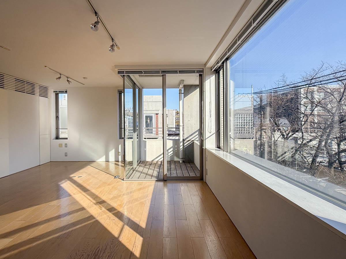 世田谷区池尻の賃貸物件/大きなFIX窓が景色を綺麗に切り抜く。窓先には桜の木