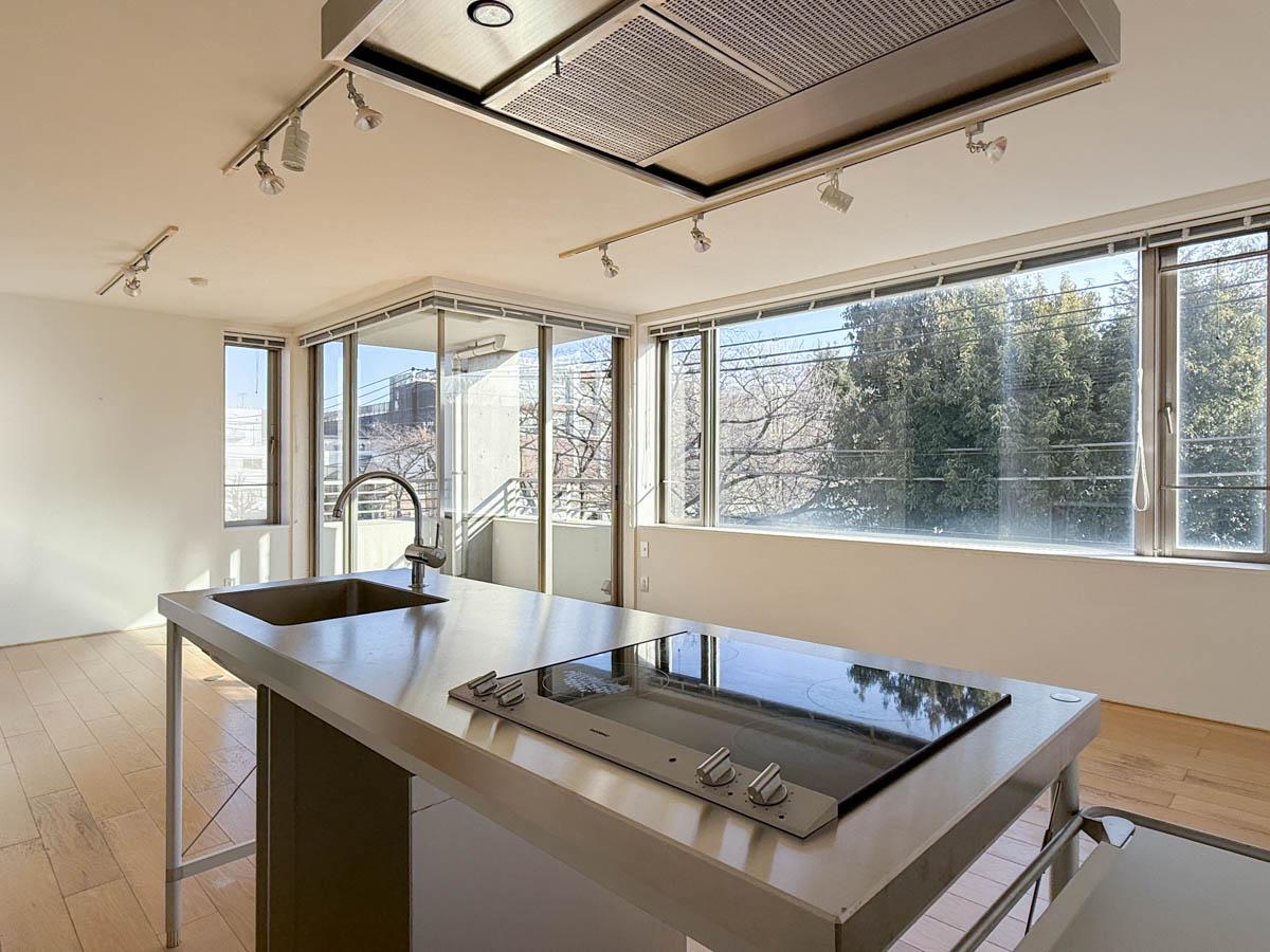 世田谷区池尻の賃貸物件/スペインINVENTOのキッチンにドイツGAGGENAUのIHコンロが納まるキッチンは景色を臨むように配置