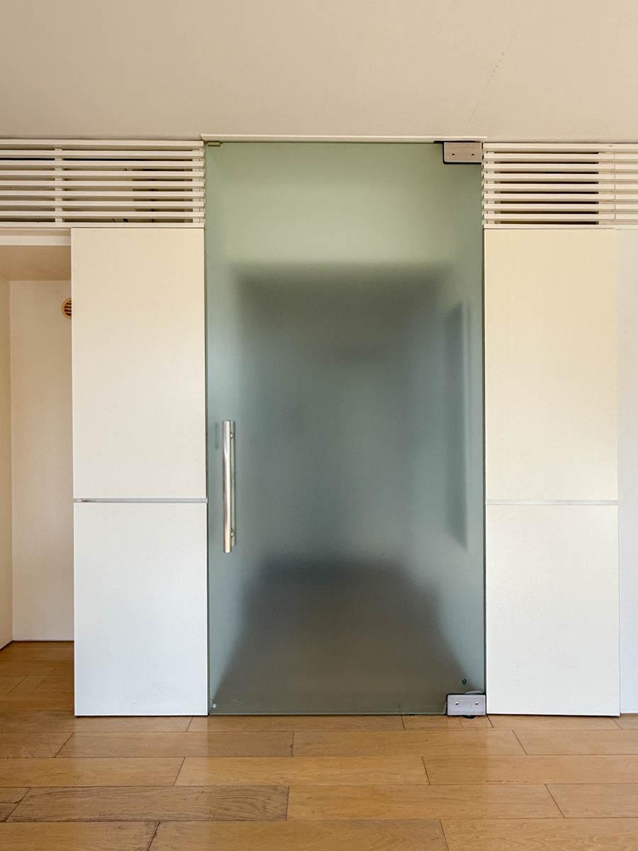 世田谷区池尻の賃貸物件/リビングと玄関の間には大きなガラス扉