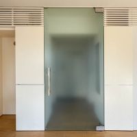 世田谷区池尻の賃貸物件/リビングと玄関の間には大きなガラス扉