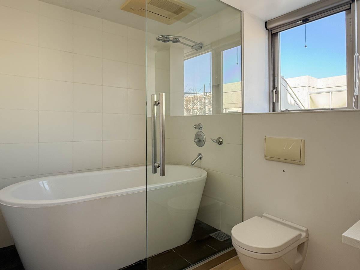 世田谷区池尻の賃貸物件/浴槽やトイレはフィリップ・スタルクによるデザイン。ガラス戸は1枚で、半分がオープンになる仕様が大胆