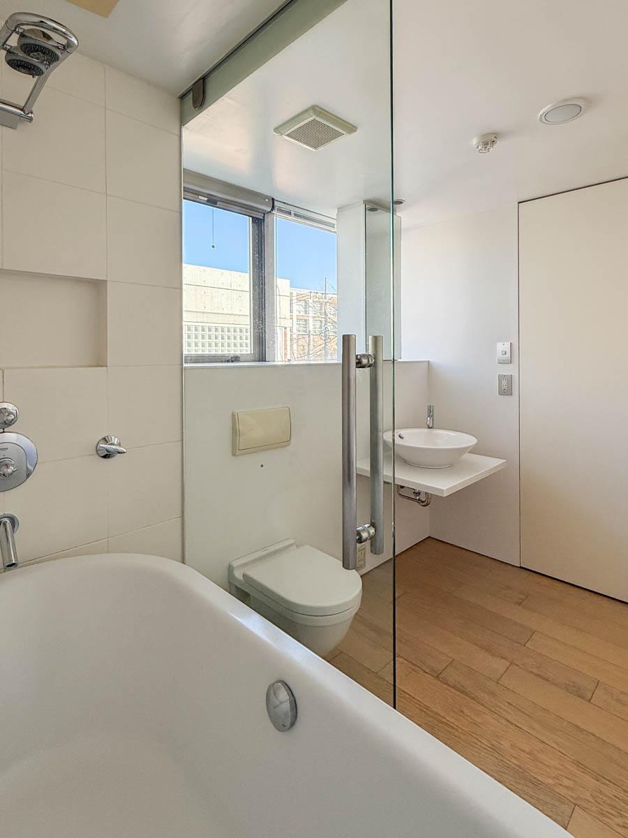 世田谷区池尻の賃貸物件/浴槽からの眺めはこんな感じ。洗面スペースとゆるやかにつながる構成がホテルライクです