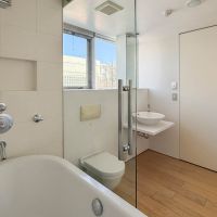 世田谷区池尻の賃貸物件/浴槽からの眺めはこんな感じ。洗面スペースとゆるやかにつながる構成がホテルライクです