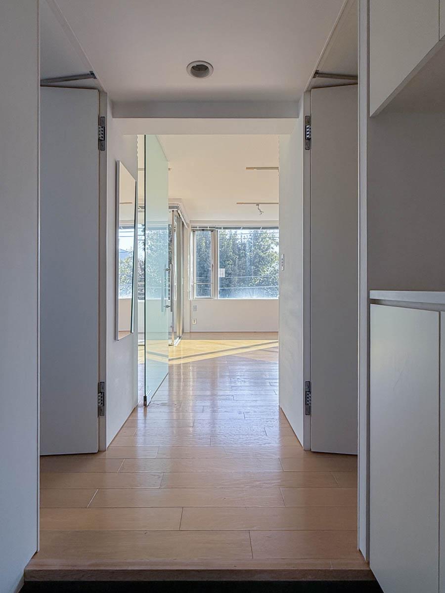 世田谷区池尻の賃貸物件/玄関入って。3つの扉があり、左が水回り・右がウォークインクローゼット・正面がリビング