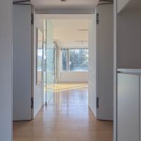 世田谷区池尻の賃貸物件/玄関入って。3つの扉があり、左が水回り・右がウォークインクローゼット・正面がリビング