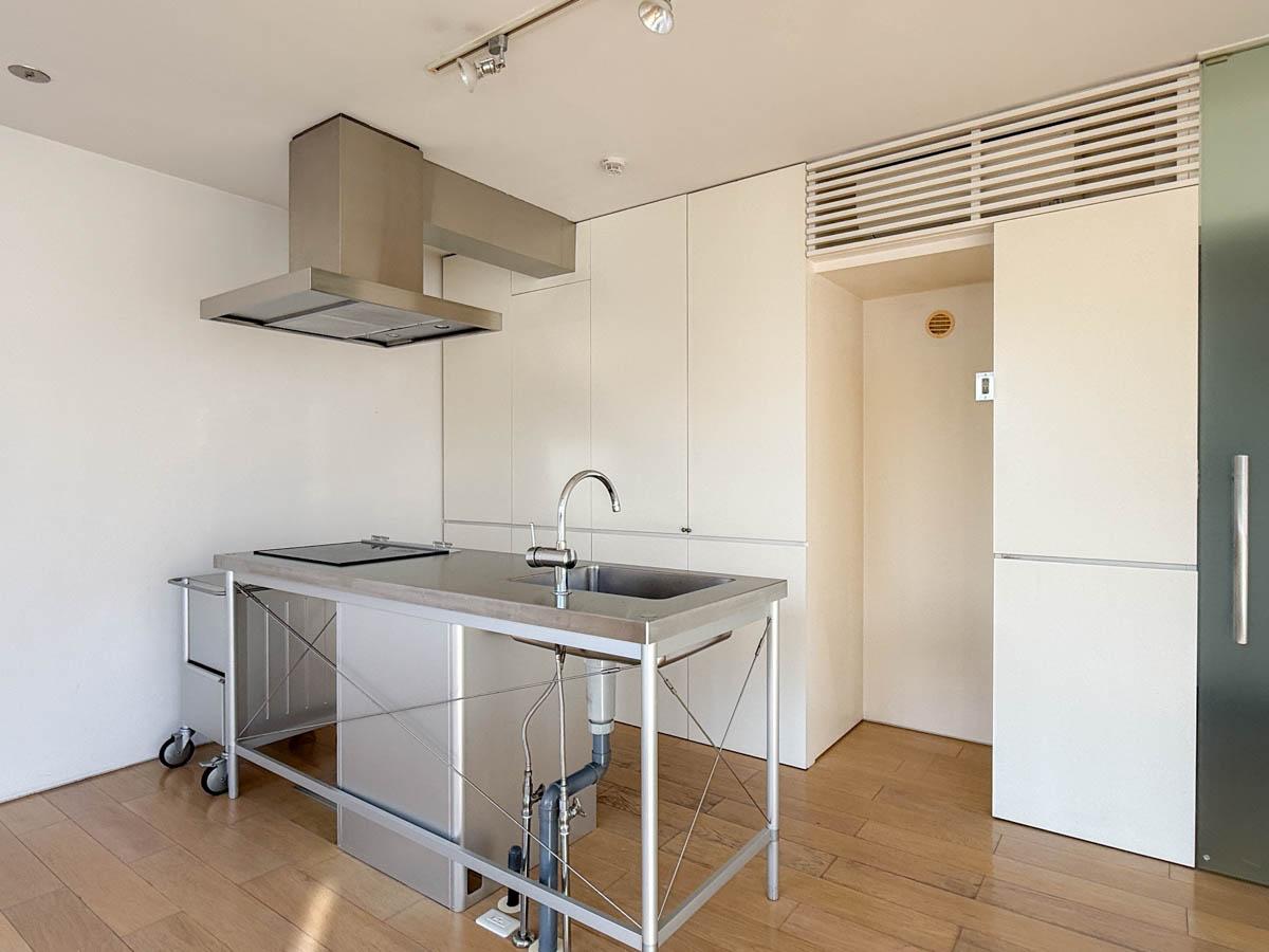 世田谷区池尻の賃貸物件/キッチンの背面は壁面収納があり、煩雑になりがちな生活空間を整えてくれます