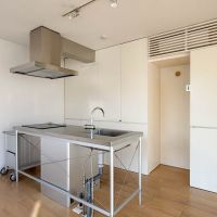 世田谷区池尻の賃貸物件/キッチンの背面は壁面収納があり、煩雑になりがちな生活空間を整えてくれます