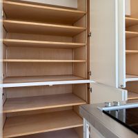 世田谷区池尻の賃貸物件/キッチンの背面収納を開けるとこのような形。奥行きも深く、たくさん収納できる