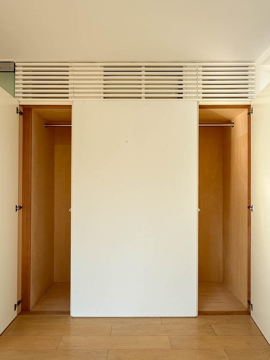 世田谷区池尻の賃貸物件/ベッドスペースの壁面は一部クローゼットに。上部の格子の向こうにエアコンが隠れています