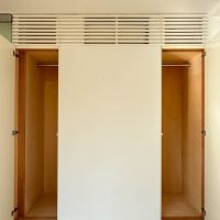 世田谷区池尻の賃貸物件/ベッドスペースの壁面は一部クローゼットに。上部の格子の向こうにエアコンが隠れています