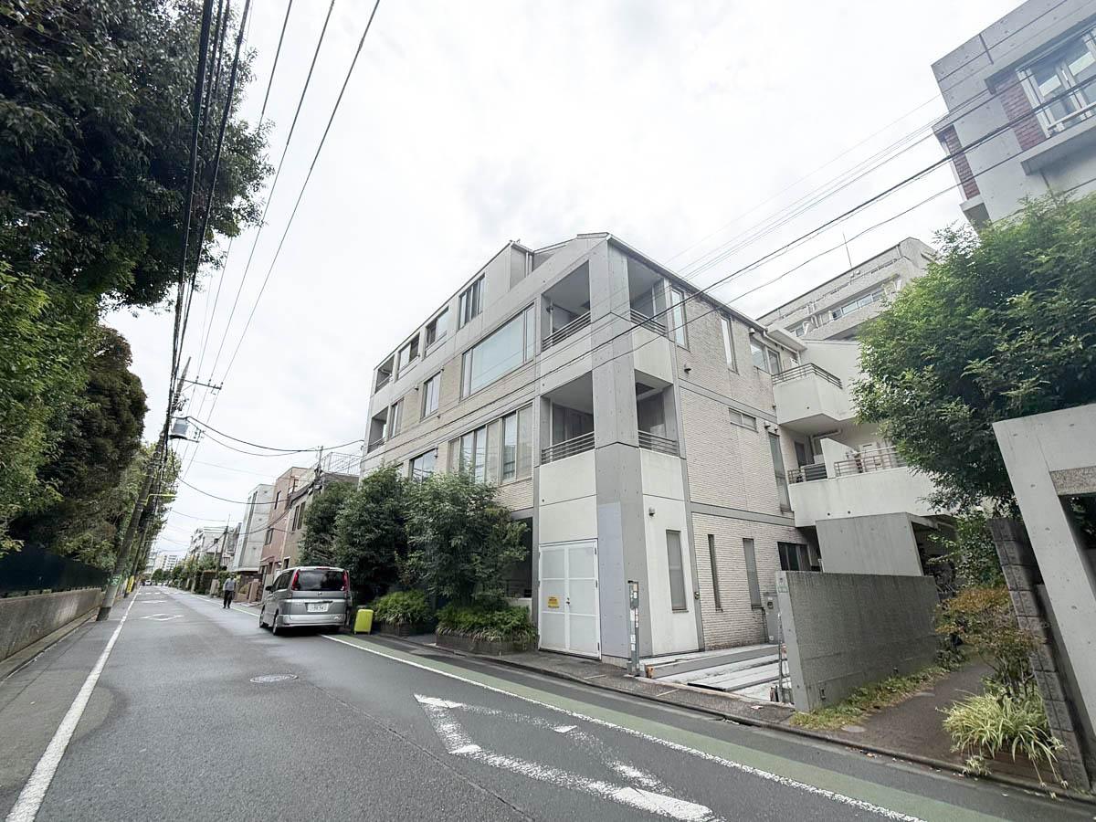 世田谷区池尻の賃貸物件/外観。敷地内の機械式駐車場を借りることもできます