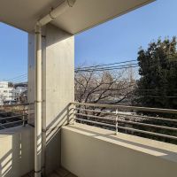 世田谷区池尻の賃貸物件/木々が近く感じられるバルコニーは、柱や軒があることで室内の延長のような居心地の良さがあります