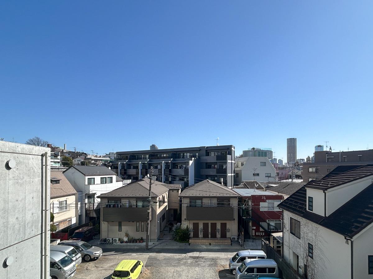 目黒区青葉台の賃貸物件/眺望。前面は駐車場のため、開けています。