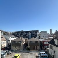 目黒区青葉台の賃貸物件/眺望。前面は駐車場のため、開けています。