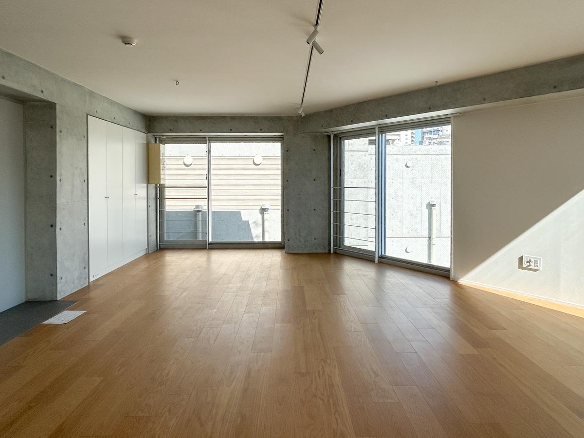 目黒区青葉台の賃貸物件/室内別角度から。22.4畳ほどの広々スペース