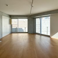 目黒区青葉台の賃貸物件/室内別角度から。22.4畳ほどの広々スペース