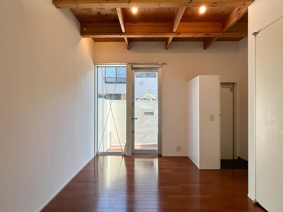 杉並区西荻南の賃貸物件/1階：天井高は最大約2.7mほどのリビング