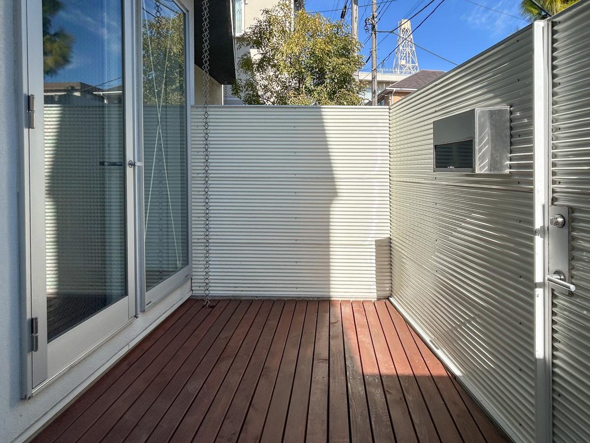 杉並区西荻南の賃貸物件/1階：ウッドデッキ。人目を気にせず使うことができます