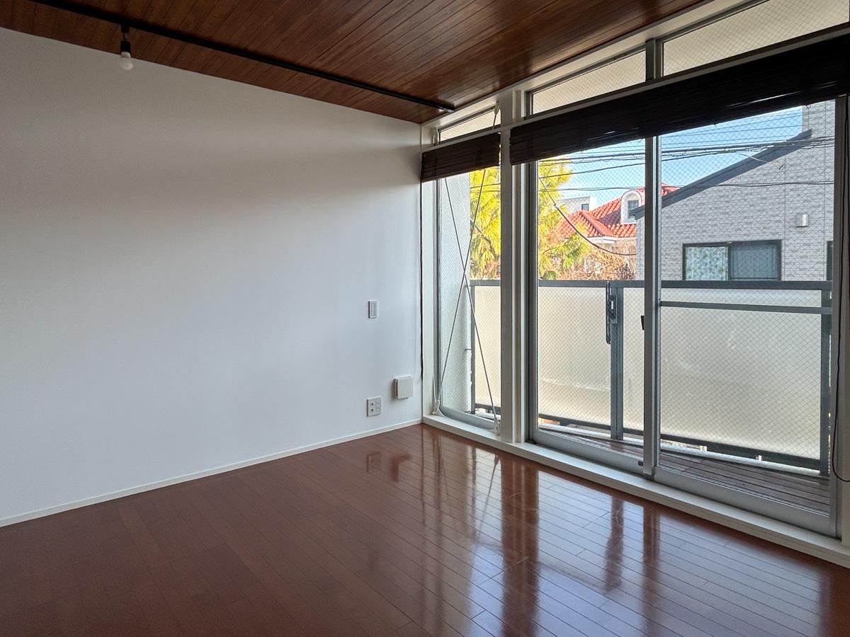 杉並区西荻南の賃貸物件/2階：大きな窓がついた寝室