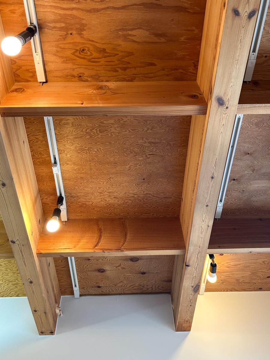 杉並区西荻南の賃貸物件/1階：天井の素材には木材が使われていて、ダクトレールが通っています