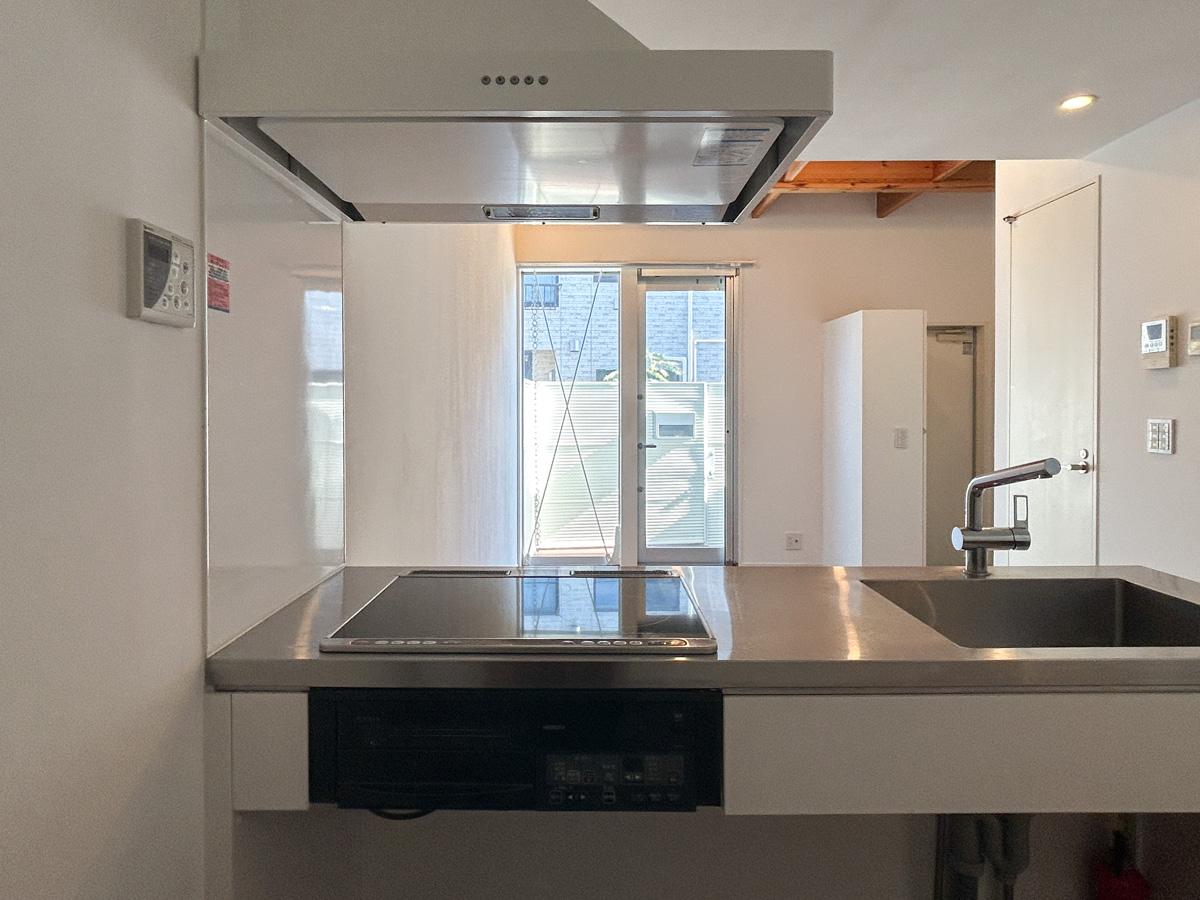 杉並区西荻南の賃貸物件/1階：キッチン。室内を見渡すような配置です