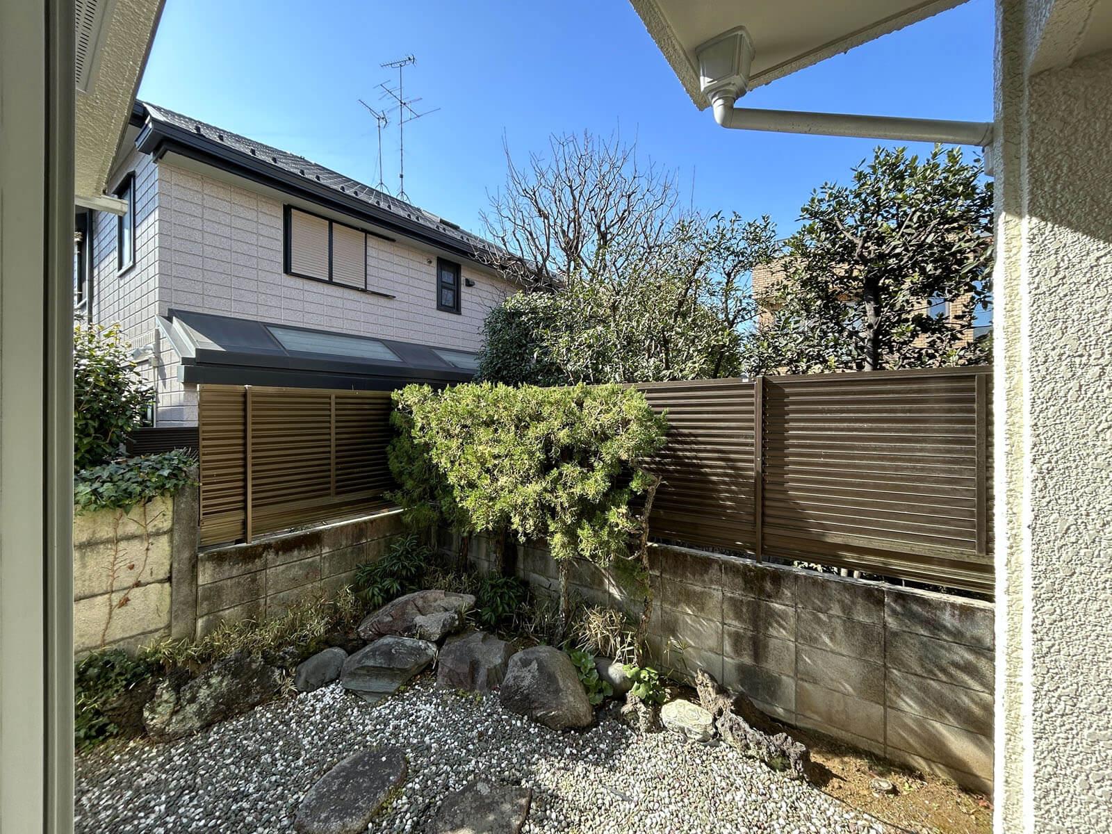 世田谷区宮坂の賃貸物件/和室の窓から見える坪庭、空と緑にほっとする