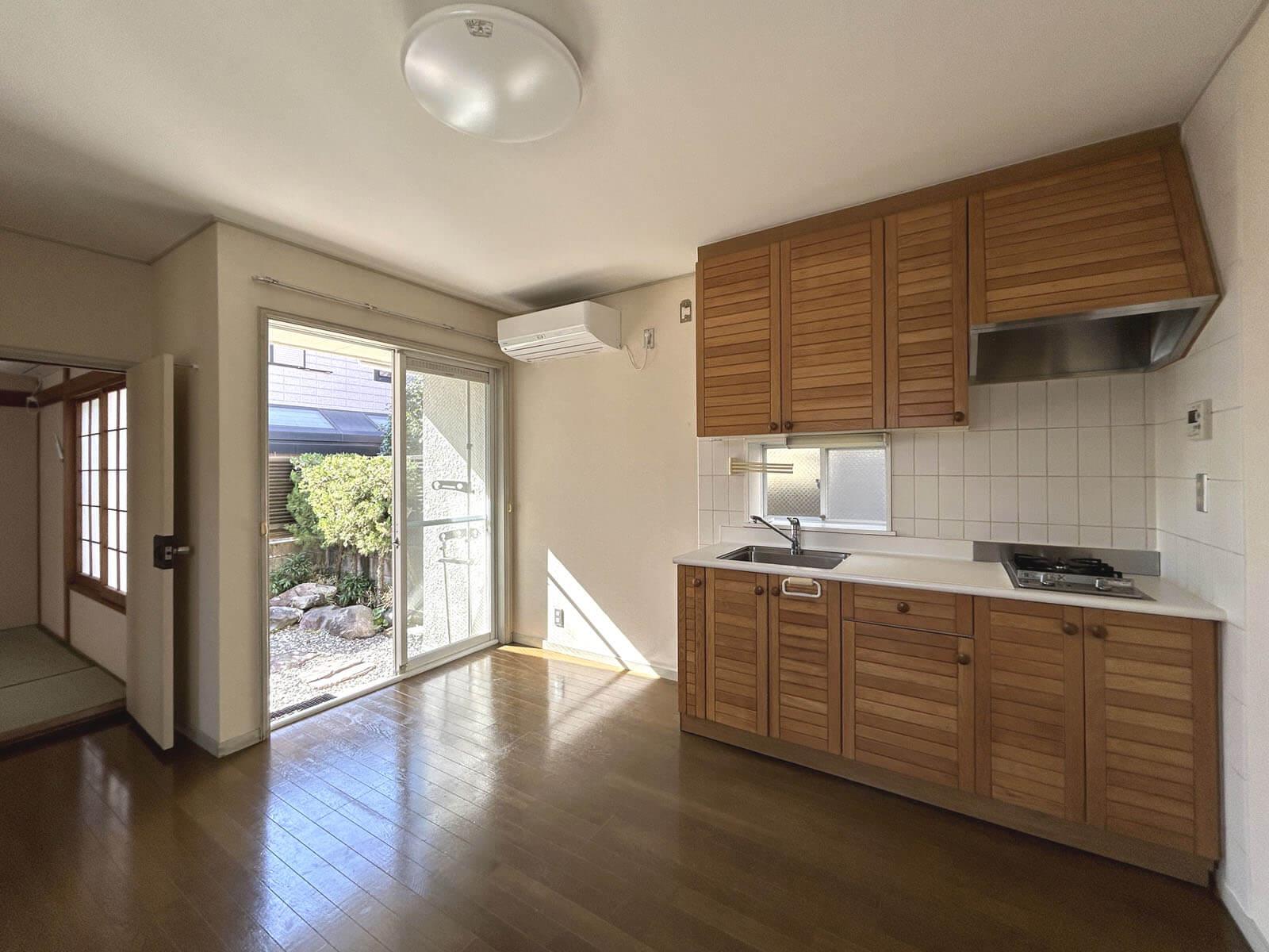 世田谷区宮坂の賃貸物件/ウッディなキッチンがこの家唯一のアクセント