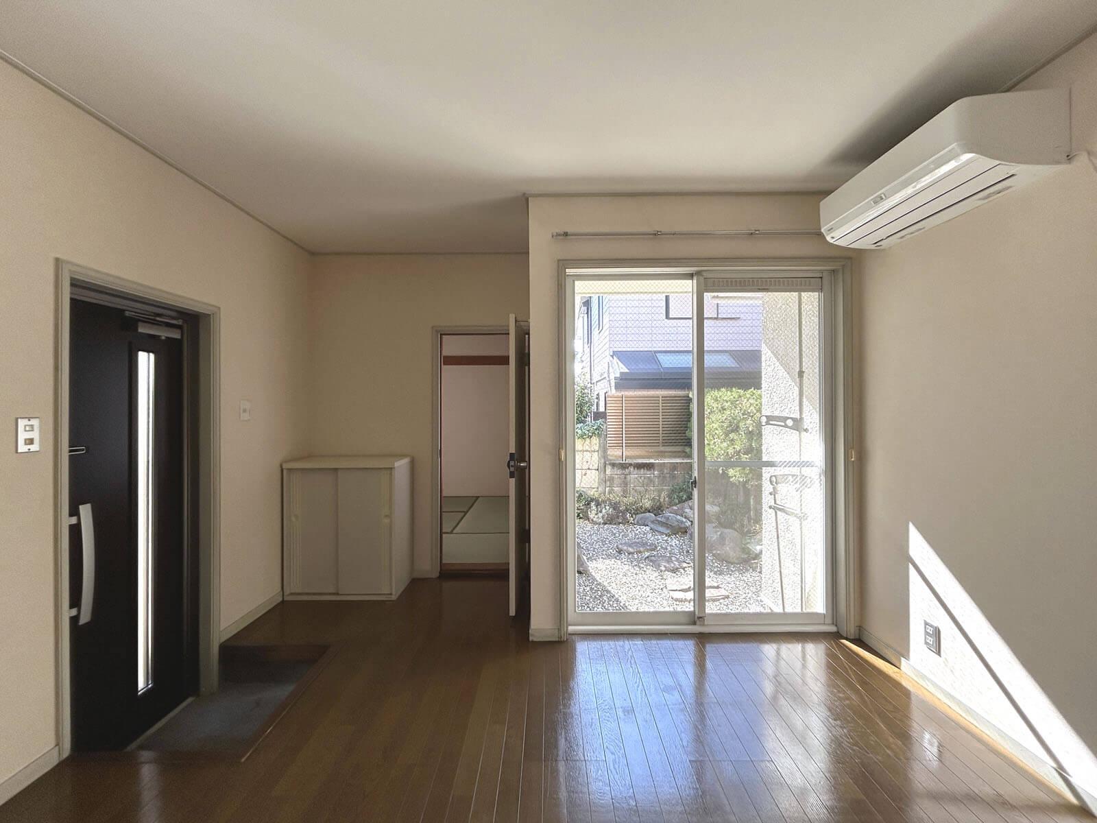 世田谷区宮坂の賃貸物件/左に玄関、奥に和室、坪庭はここから出入りを