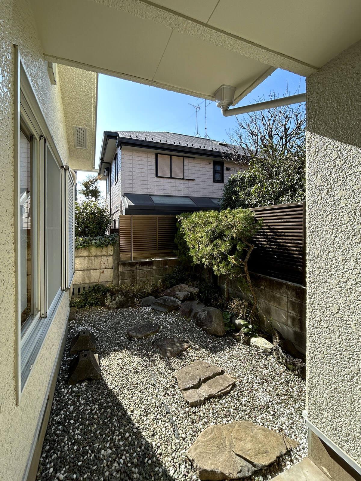 世田谷区宮坂の賃貸物件/砂利と飛び石が敷かれ和風の設えに