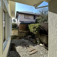 世田谷区宮坂の賃貸物件/砂利と飛び石が敷かれ和風の設えに