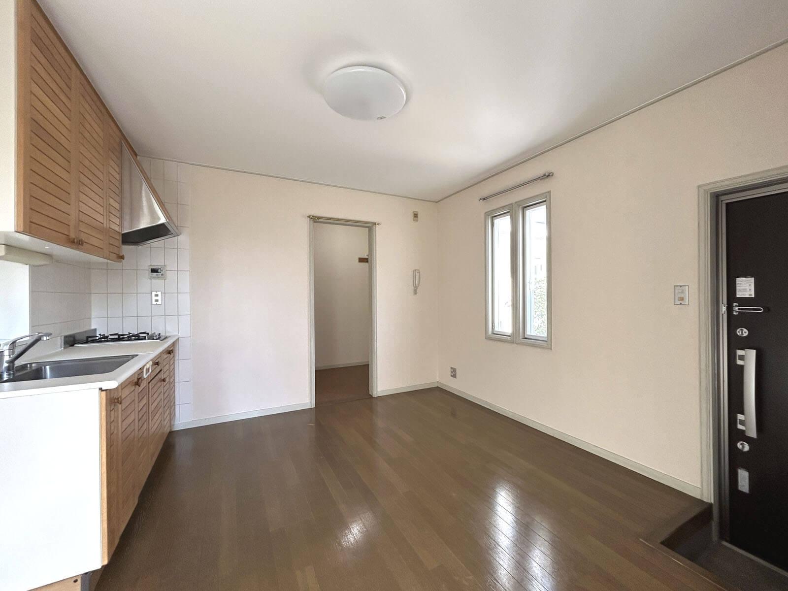 世田谷区宮坂の賃貸物件/ダイニングキッチンの先はバストイレ