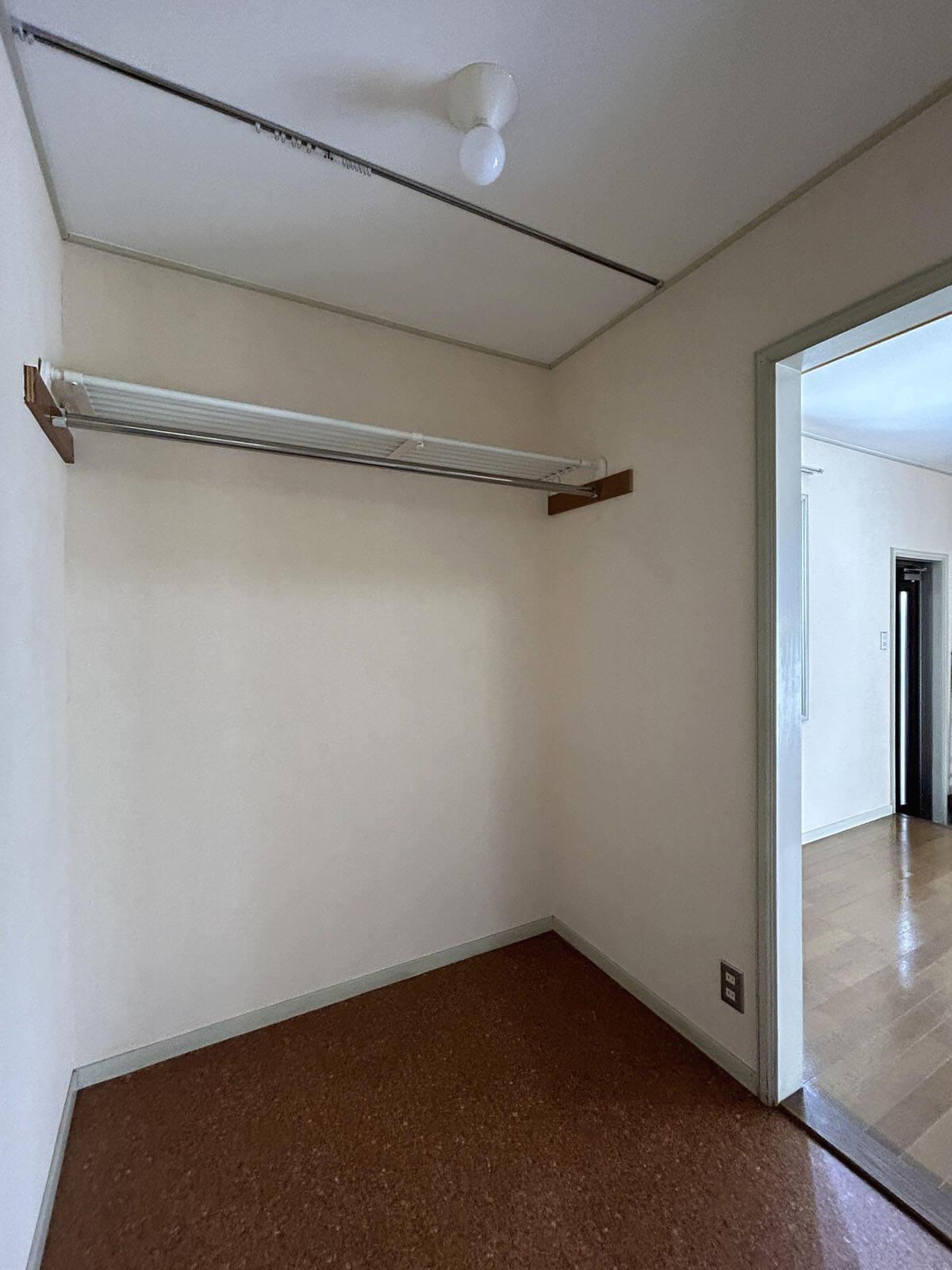 世田谷区宮坂の賃貸物件/脱衣所の手前にある余白は、クローゼットにしたりデスクを置くことも