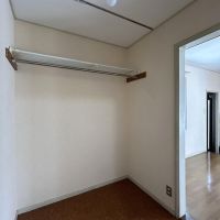 世田谷区宮坂の賃貸物件/脱衣所の手前にある余白は、クローゼットにしたりデスクを置くことも