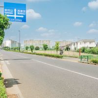 東京都東久留米市南町の売買物件/道路越しに広がるのが今回の計画地