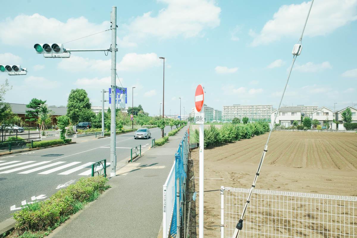 東京都東久留米市南町の売買物件/右手が今回の計画地。左手にタネニハガーデンが広がっています