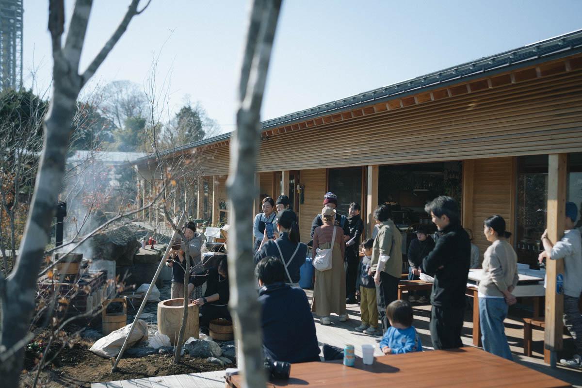 東京都東久留米市南町の売買物件/タネニハガーデンで開かれた、年末年始のお餅つき。秋田緑花農園さんがこの土地でつくってきたコミュニティが小さく芽吹いています