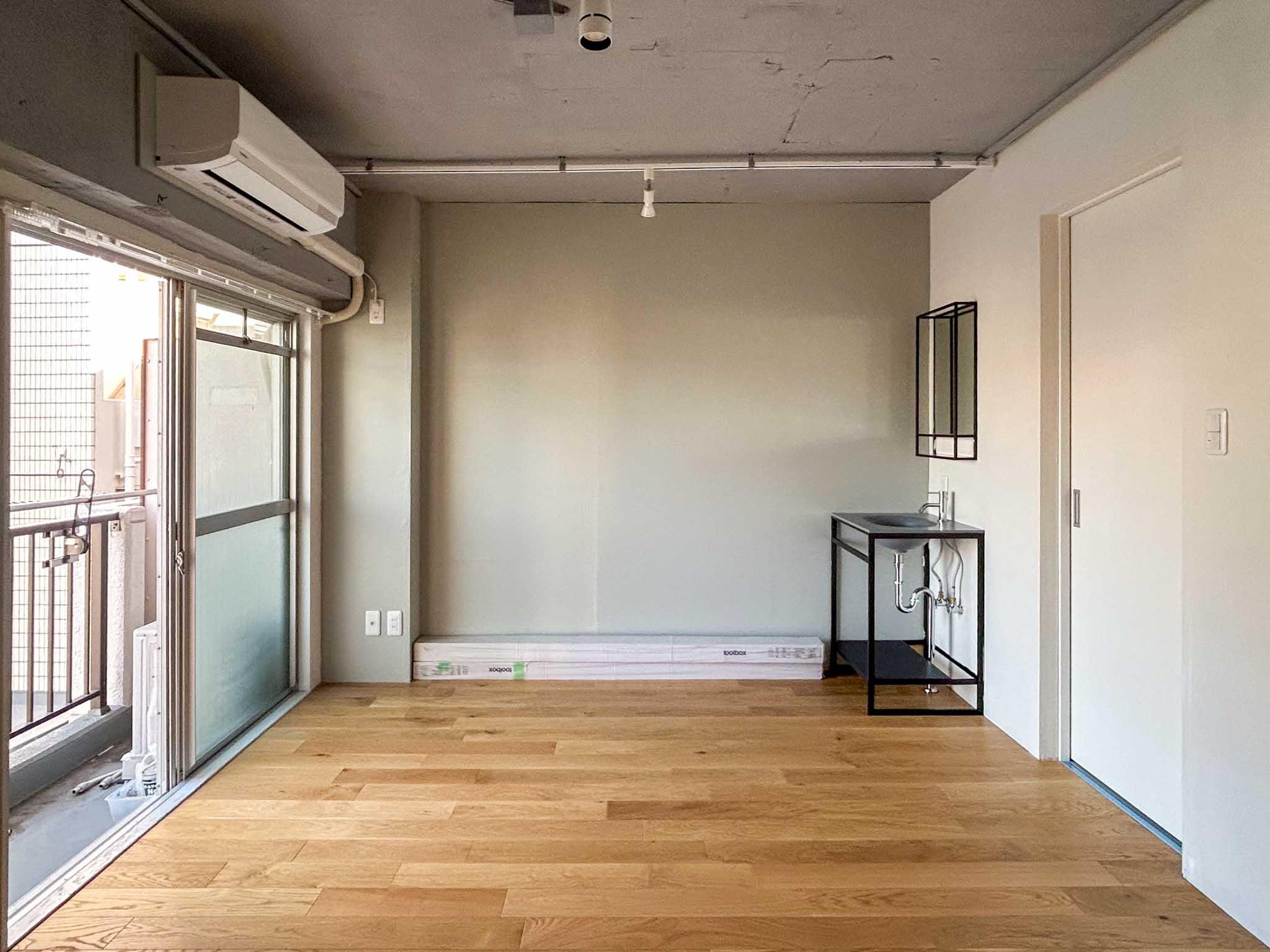 世田谷区新町の賃貸物件/淡いグリーンに塗装された南側の壁面。洗面台は居室内にあります