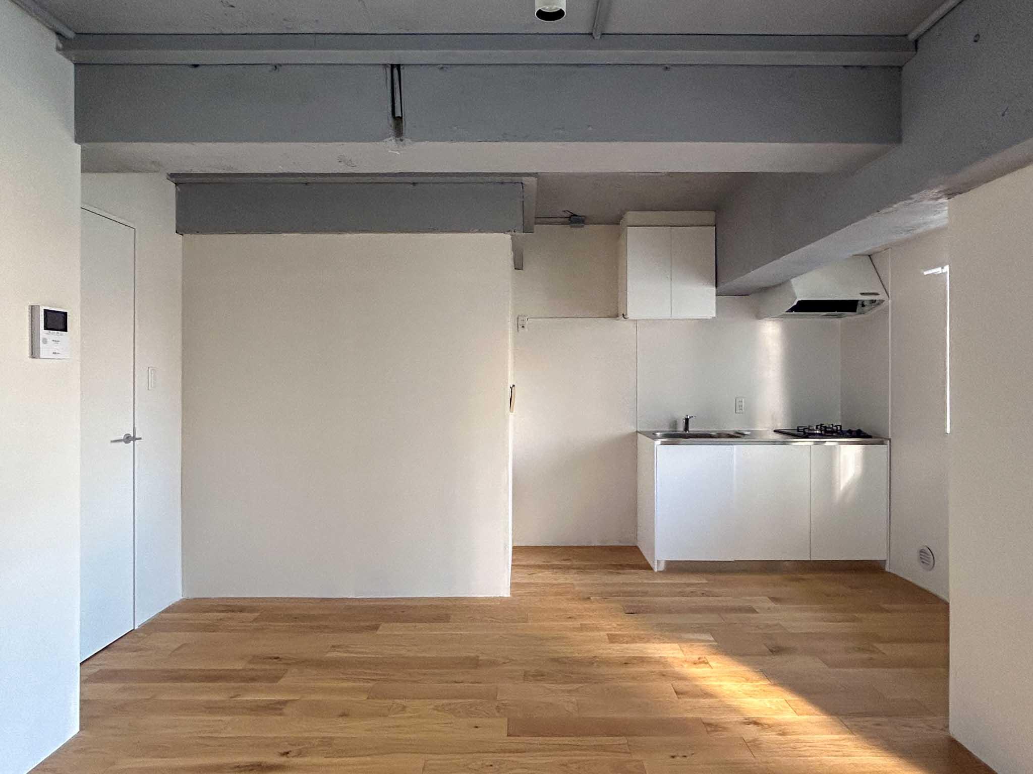 世田谷区新町の賃貸物件/天井は抜いて、グレーに塗装。床はさらっとした質感のフローリング