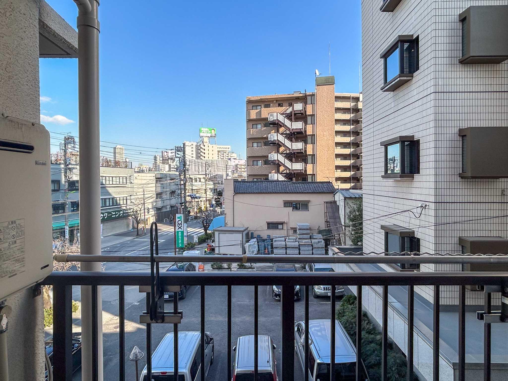 世田谷区新町の賃貸物件/ベランダからの景色。目の前が駐車場なので、圧迫感はありません