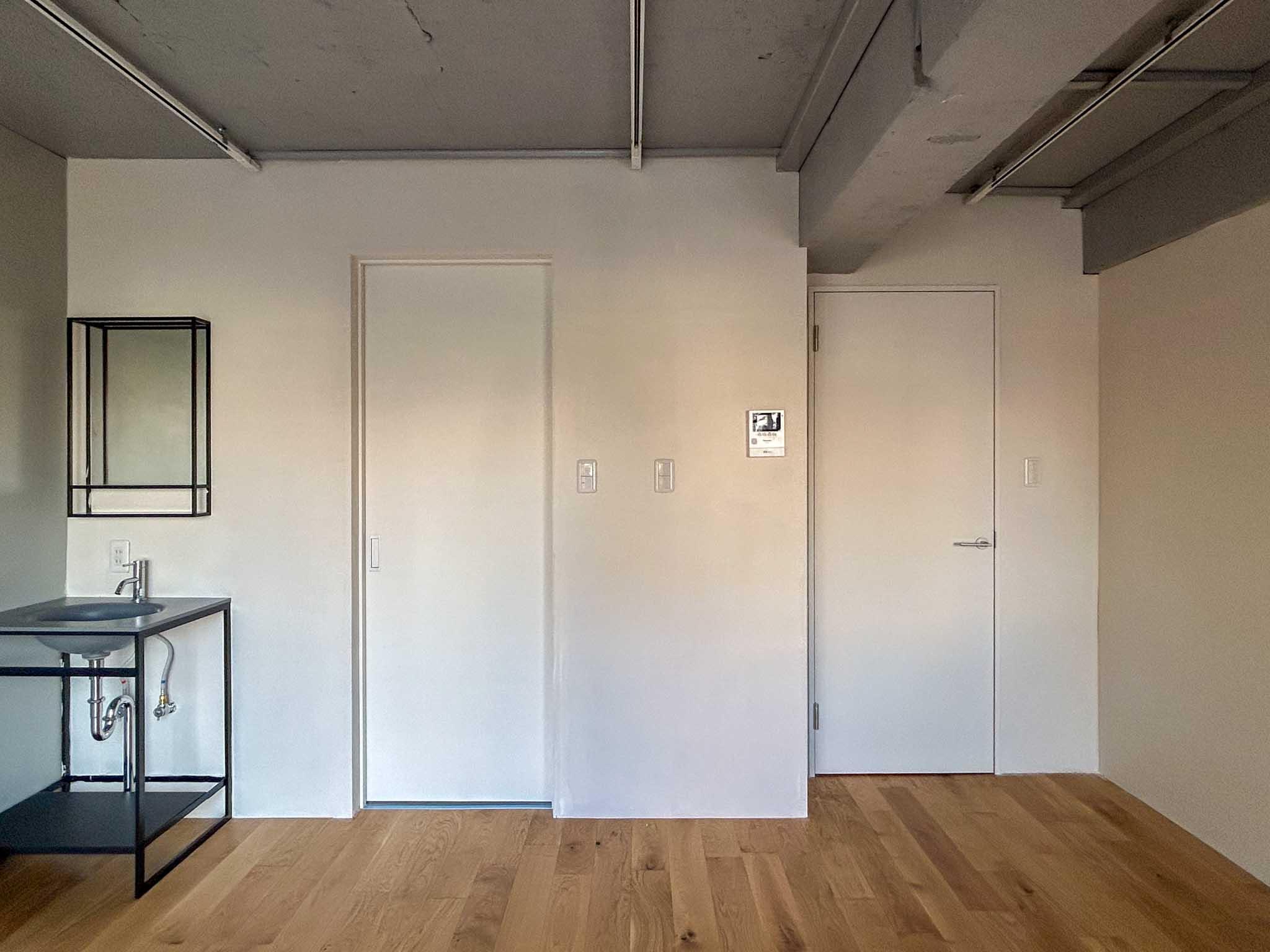 世田谷区新町の賃貸物件/左側が水回り、右側が玄関