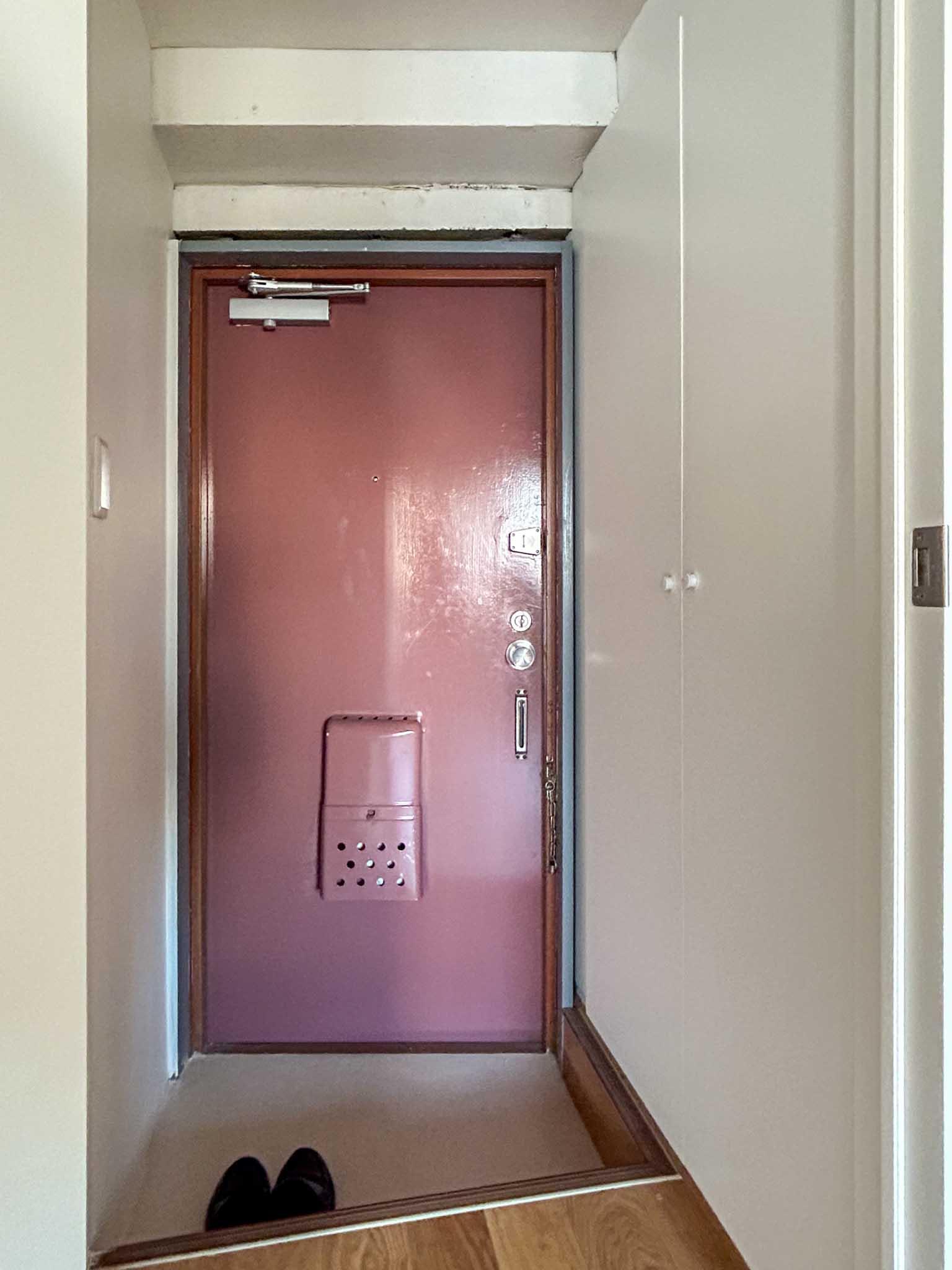 世田谷区新町の賃貸物件/玄関。シューズボックスはそれなりに容量があります